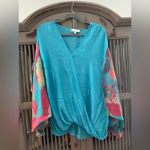 Boutique top with fabulous sleeves